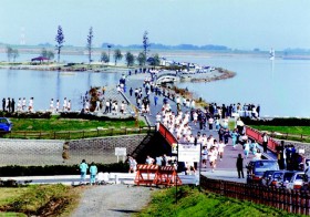 1万メートル走大会で渡良瀬遊水池を走る生徒たち