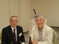 高12回同期の田中前会長(左)と今井同窓会長