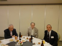元会長の斉藤文平さん(高2回)と3回卒の後藤さん(左)