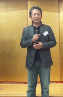 新井政彦さん(高20回・作家)が記念誌編集方針を説明
