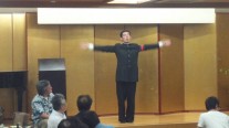 応援歌「若き血」を披露する佐野君