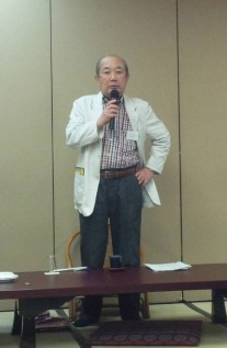 挨拶する顧問の小田晋さん（高15回）