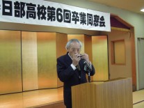 ハーモニカを演奏する小野瀬さん
