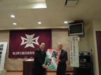 講師の矢野義光氏へ染谷さん作成の凧を贈呈