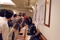 展示された当時の「春高新聞」や「春高祭パンフ」「やぎさき」などに見入る人も…