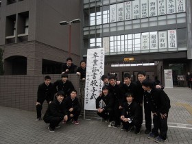 式終了後校門前で