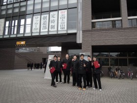 同窓会寄贈の証書ホルダーを手に