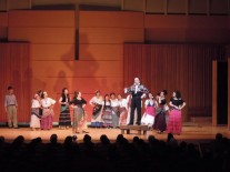 コーラスグループも入り盛り上がる舞台