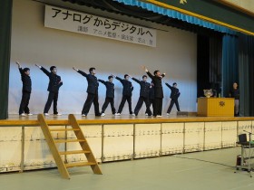 応援指導部リードの下での校歌斉唱