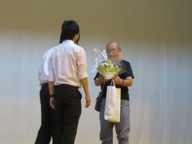 芝山さんへお花の贈呈