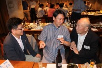 グラス空いたので注いでください。