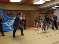 「皆さんもどうぞ」という声に見よう見まねで踊りました