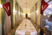 中庭に面したガラス張りの会場には春高旗が飾られました　正面はオペラ座へと続くドアです