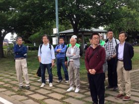 矢切の渡しを眺める参加者（いい景色なのになぜか浮かない顔が多い）