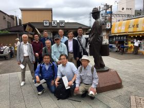 寅さん像の前での記念写真