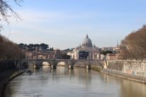 サンタンジェロ橋からバチカン市国を望む