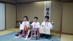 団体２連覇を達成したメンバー、左から中島光貴、林隆羽、中島駿くん