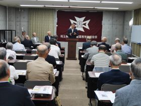 ご挨拶される日向会長