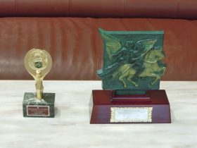 左が金賞トロフィー、右が文部科学大臣賞楯