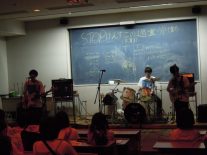 視聴覚室でギター部ライブ