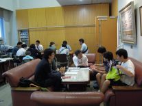 同窓会室で中学生進路相談