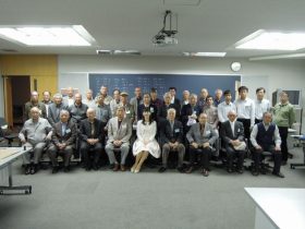 修了後、集合写真