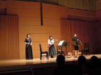 演奏修了後、喝采を浴びる演奏者