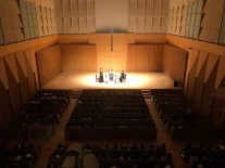 スポットライトが当たるステージ