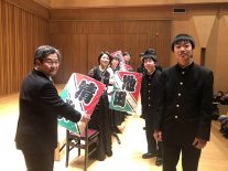 名入りの凧の記念品に喜ぶ演奏者たち