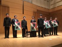 生徒と並んで記念撮影