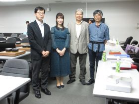 左から準優勝の小山さん、中島プロ、岡田会長、優勝の芦澤さん
