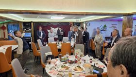 参加者による校歌斉唱