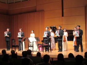 記念の凧の贈呈