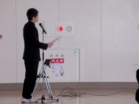 グローバルリーダー育成プロジェクト報告を行う奥田君