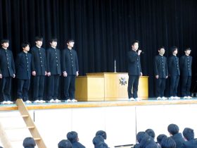 挨拶する水泳部の石橋君